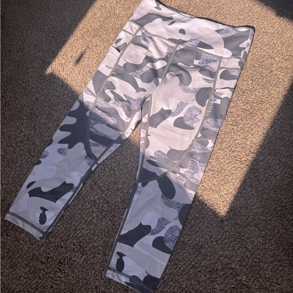 Zyia White Grey Camo Capri Leggings Light N Tight Camouflage Cropped - Picture 1 of 3